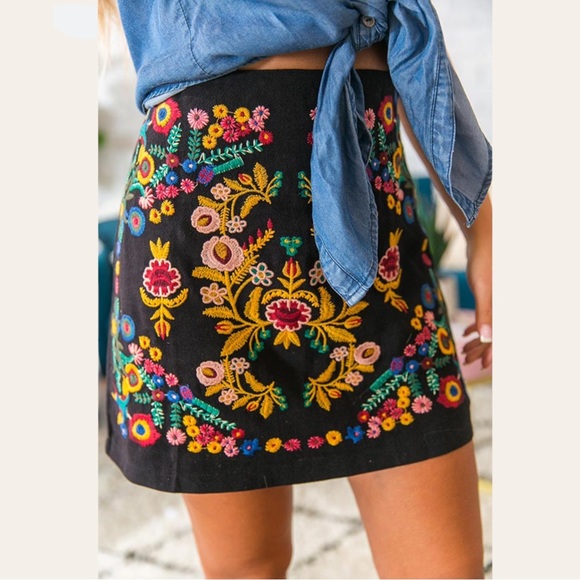 Umgee Dresses & Skirts - Umgee Floral Embroidered Linen Blend Boho Casual Pencil Mini Skirt Black M